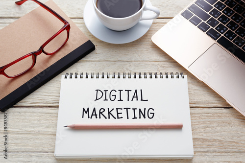 Fotografía Concepto de marketing digital en el escritorio de oficina
