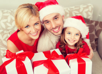 Canvas Print - smiling family holding many gift boxes