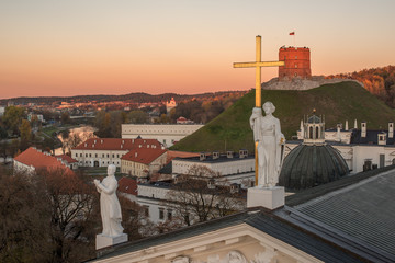 Fototapete - Vilnius, Lithuania: Sculptures on Roof of Cathedral and Upper Castle