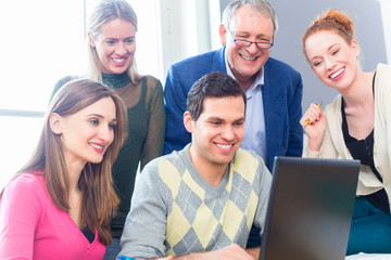 Universität Studenten bei einem Projekt in Teamarbeit benutzen einen Laptop