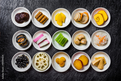 Fotografía 典型的なおせち料理 Japanese food New Year dishes (OSECHI)