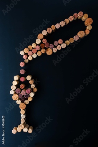 Photo Filling a glass of wine from the bottle made by cork