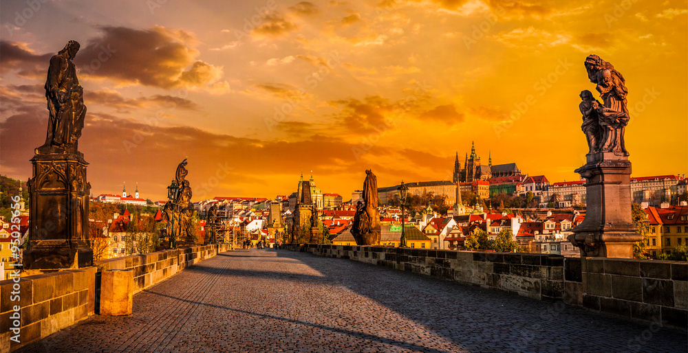 Charles bridge and Prague castleon sunrise - obrazy, fototapety, plakaty 