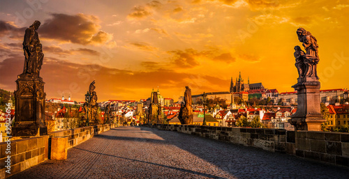 Photo Charles bridge and Prague castleon sunrise