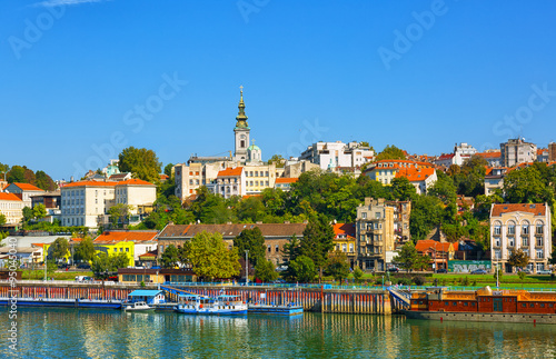 Cuadros en Lienzo Belgrado del río Sava con barcas turísticas en un día soleado, Serbia