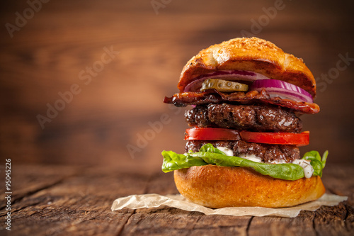 Naklejka samoprzylepna Pyszne hamburgery na drewno