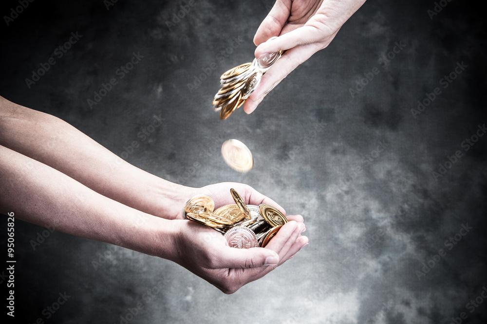 落とされるお金を受け取る手 Fototapety