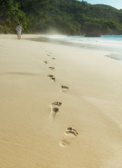 Wall Mural - Fussspuren im Sand am Strand