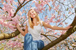 Frau im Frühling im Garten auf einem  Kirschbaum
