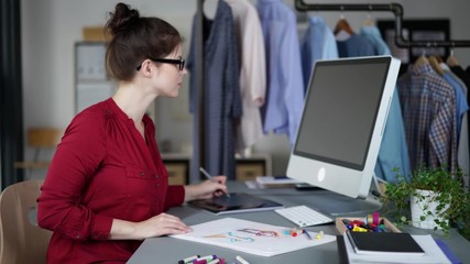 Canvas Print - modedesignerin zeichet einen entwurf für ein kleid, time-lapse