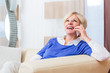 © Kzenon - Seniorin telefoniert mit Telefon daheim