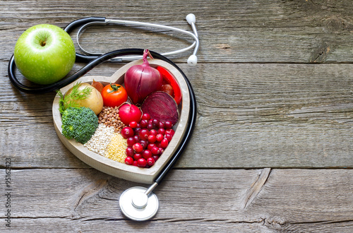 Doppelrollo mit Motiv - Healthy food in heart and cholesterol diet concept on vintage boards
 (von udra11)