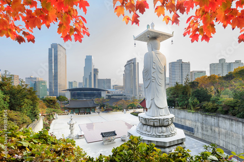 Zdjęcie XXL Świątynia Bongeunsa jesienią czerwone liście Seul, Korea.