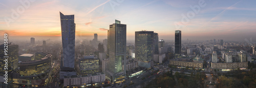 Plakat Panorama Warszawskiego miasta podczas zachodu słońca