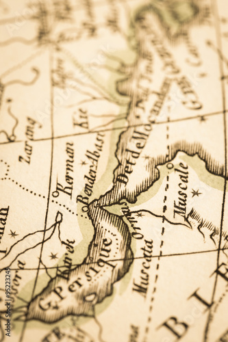 アンティークの世界地図 ペルシャ湾とホルムズ海峡 Adobe Stock で