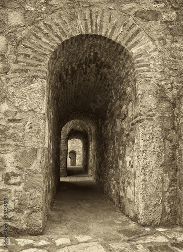 Obraz w ramie Old archway in sepia tone