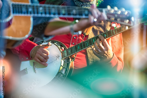 Plakaty Gitara  grajacy-na-banjo-w-zespole-country