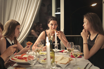 Wall Mural - girls having dinner together 