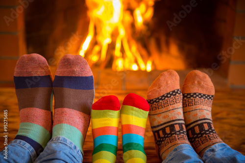 Fotografía Familia cerca de la chimenea