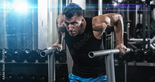 Cuadros en Lienzo Man during workout in the gym