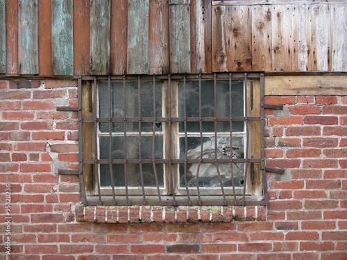 Rostiges Gitter Vor Dem Fenster Eines Lagerhaus Auf Einem Bauernhof In Eckardtsheim Bei Bielefeld Kaufen Sie Dieses Foto Und Finden Sie Ahnliche Bilder Auf Adobe Stock Adobe Stock
