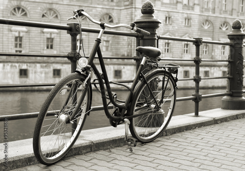 Naklejka na drzwi Fahrrad am Ufer der Spree in Berlin