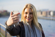 junge Frau macht Selfie an der Berliner Spree