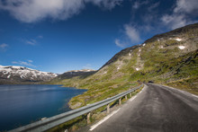 Tiefblauer See Djupvatnet Mit Straße In Norwegen
