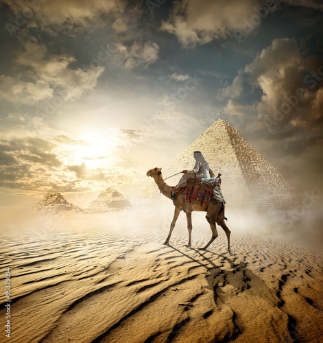 Nowoczesny obraz na płótnie Pyramids in fog