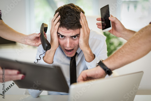 Fotografía El hombre de negocios con exceso de trabajo