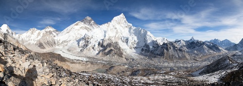 Plakaty Mount Everest  mount-everest-z-pieknym-niebem-i-lodowcem-khumbu