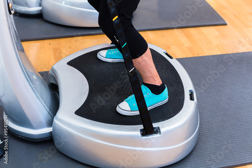 Fotografie, Obraz Frau beim Sport auf Power Plate im Fitnessstudio