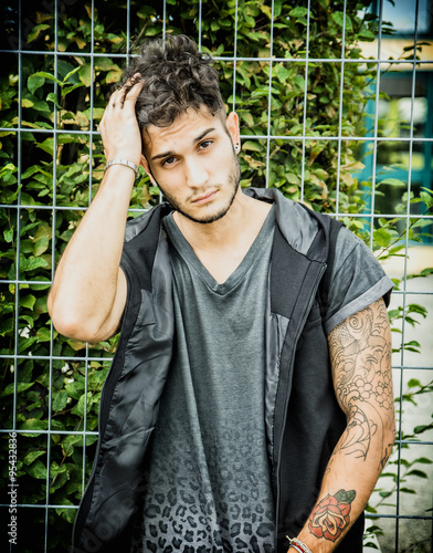 Photo  Tough young man in dark t-shirt outdoor