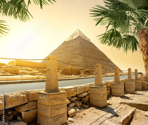 Obraz w ramie Pyramid and road