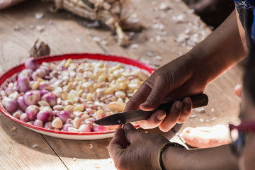 peel garlic by knife