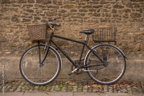 Fototapeta na wymiar Old bicycle near Merton College
