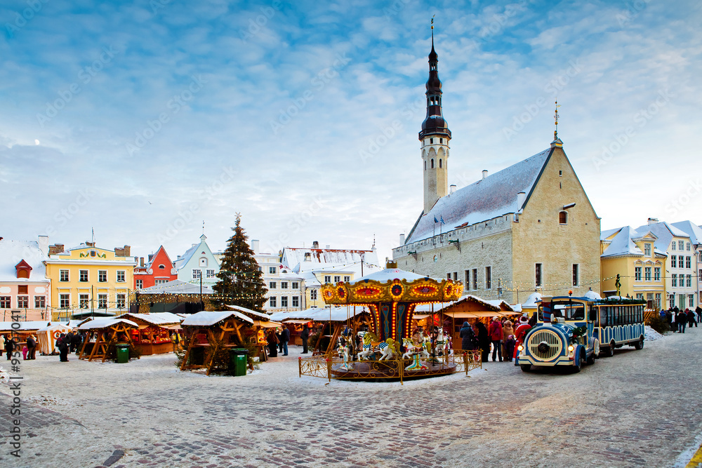 Obraz na płótnie Christmas market on town hall square in Tallinn, Estonia w salonie