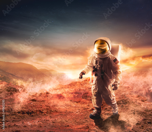 Naklejka samoprzylepna Astronauta chodzący po niezbadanej planecie