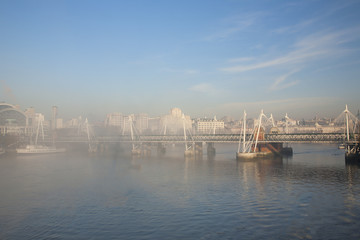 Fototapete - Heavy fog hits London
