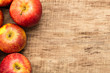 Rote Äpfel auf Holz-Brett