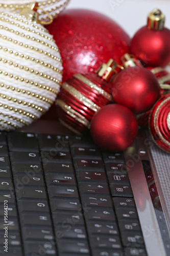 Clavier Dordinateur Portable Et Boules De Noël Rouge Et