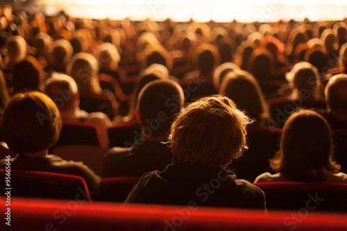 Cuadros en Lienzo Público viendo la obra de teatro