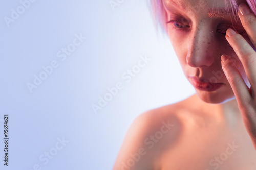 Zdjęcie XXL młoda dziewczyna z różowymi oczami i włosami, jak lalka