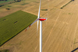 Fototapeta  - Nahaufnahme einer Windkraftanlage Draufsicht Luftbild