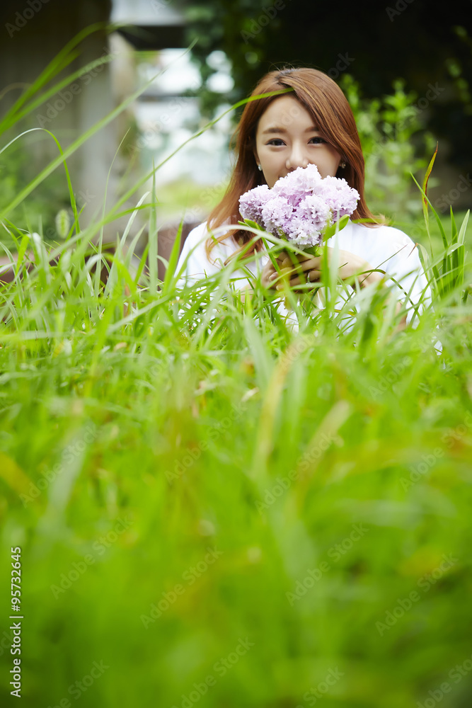 草むらの女 草むらの女性 の Stock フォト | Adobe Stock