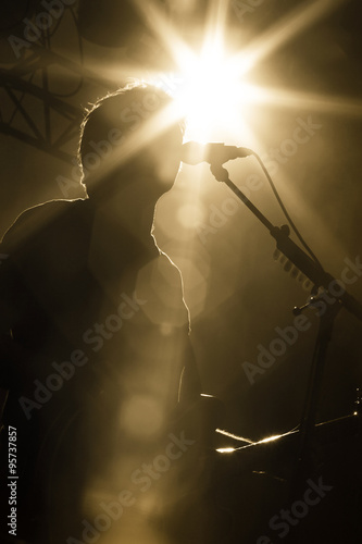 Cuadros en Lienzo chanteur concert musique live guitariste contre jour spectacle l