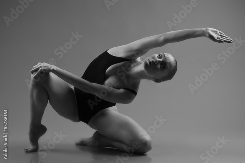 Fotografía Modern ballet dancer posing on dark background