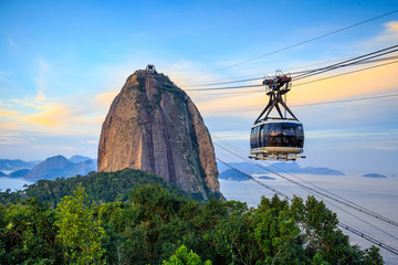 Fototapete - Cable car and  Sugar Loaf mountain