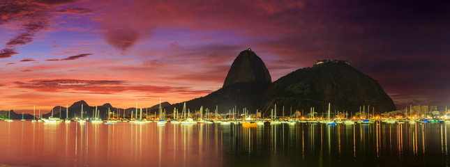 Fototapete - Sunrise view of Copacabana and mountain Sugar Loaf