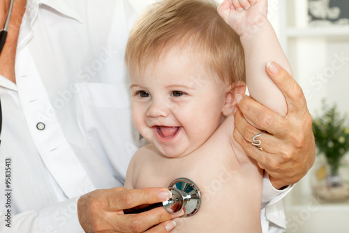 Fotografía Bebé feliz en el doctor con el estetoscopio